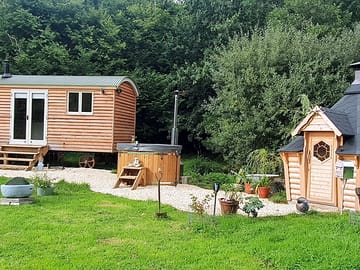 Site with hot tub and barbecue lodge