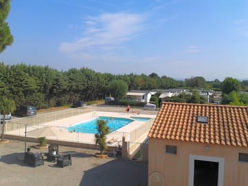 Swimming pool and paddling pool