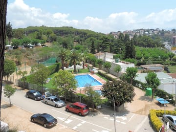 Swimming pool with plenty of space to sunbathe