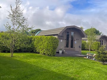 Glamping pod with hit tub upto 3 persons