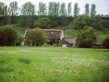 The farmhouse with the camping field in front