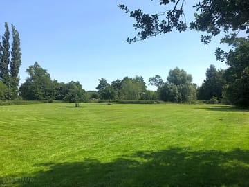 One-acre grass site with riverside pitches