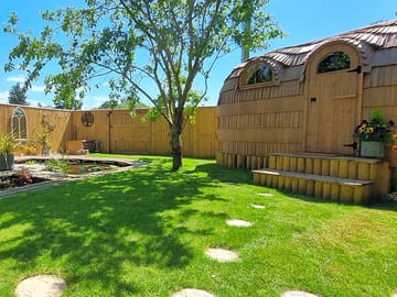 Sauna & pond