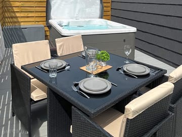 Outside dining and hot tub