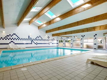 Piscine intérieure chauffée.