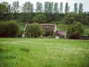 The farmhouse with the camping field in front