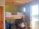 Top bed lifts up, very functionable