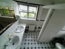 Ladies toilets, no shower facilities as stated on pitch up.