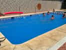 Piscina con bar, césped, sombrillas , cuidada y mantenida.