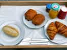 2x breakfasts, €5 for three items. it arrives covered to keep things untouched.