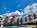 Piscina familiar y relali.pia y relajada ,con servicio de bar y salvavidas para los mas peques .