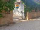 Ingresso al bar, reception e parco giochi.