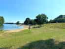 Plage de sable au bord du lac