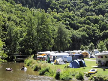 Direct access to the river from the pitches