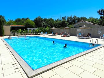 The seasonal swimming pool