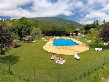 The swimming pool has plenty of space to sunbathe
