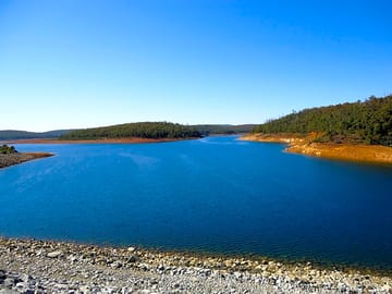 Serpentine dam