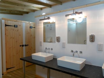 Gents' showers and toilets