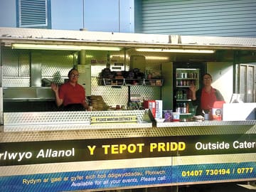 Hot food and drinks available on site from 8am for breakfast and from 5pm for tea/supper