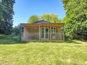 Front view of the summerhouse cabin