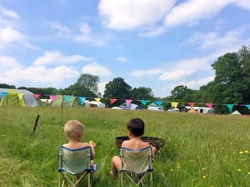 A family-friendly camping field