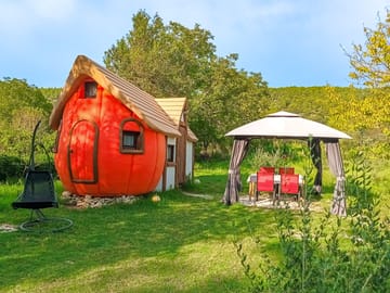 Outside of the Magic Pumpkin cottage