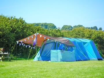 Sheltered and peaceful pitches in the family meadow