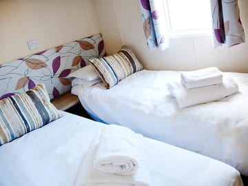 Twin bedroom in the atlas everglade