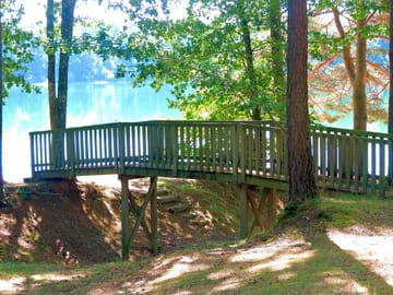 Le petit pont de bois du camping