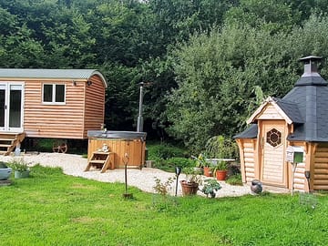 Site with hot tub and barbecue lodge