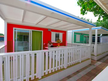 Cabins with spacious terraces, perfect after a day on the beach