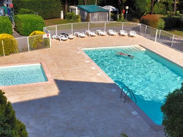 Pool and toddler splash pool