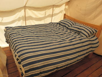 Double bed - cotton sheets, feather pillows and duvet