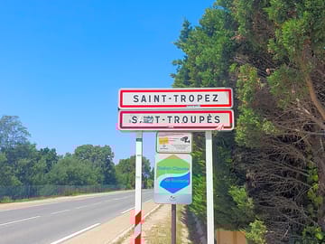 6 km from les pins pitchouns, first sign. it took us around 20 minutes on the bicyckles💪