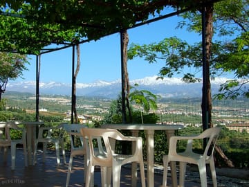 Could you imagine having a beer with granada in the distance? it is possible!