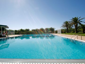 Swimming pool with plenty of space to sunbathe