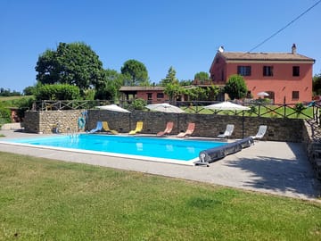 Hauptgebäude mit Swimmingpool