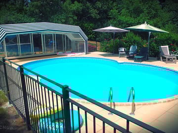 Swimming pool with retractable cover