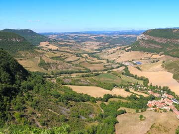 Hiking: view of the valley from the larzac plateau