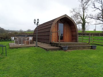 Deck, picnic area and hot tub