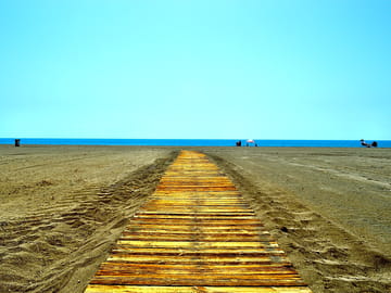 Acceso directo a la playa desde el interior del camping