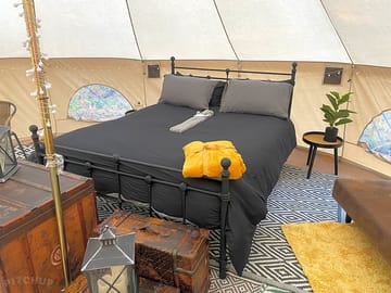 Guests have water bottles and blanket in addition to choice of heavier duvet tog in autumn