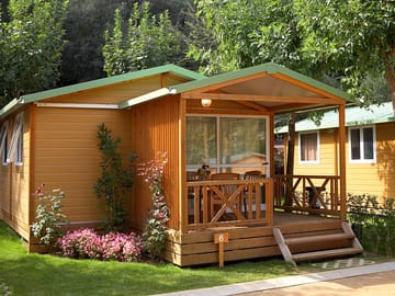 Lovely cabins with terrace, perfect for outdoor dinners
