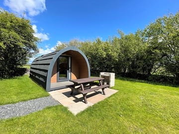 Picnic and barbecue area outside the pod