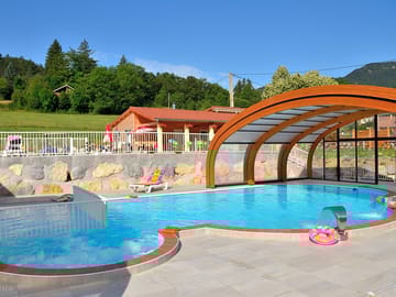 Swimming pool with sliding roof - open throughout the season