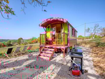 Outside space with barbecue and deck chairs