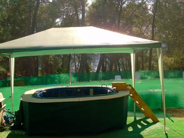 Jacuzzi with shade