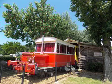 Hébergement insolite en tramway nantais et locomotive