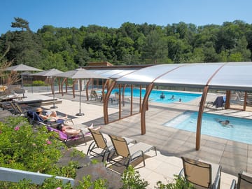 Piscine couverte et chauffée pendant toute la saison