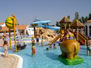 Paddling pool with play area
